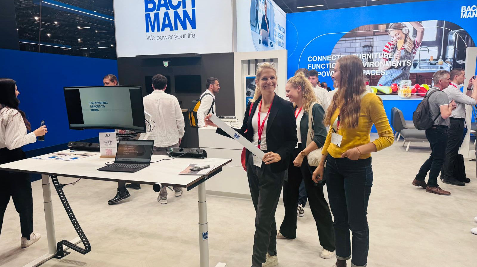 Arbeitsplatzbuchung mit iotspot und Eliot auf der Interzum - Eliot Onlineshop