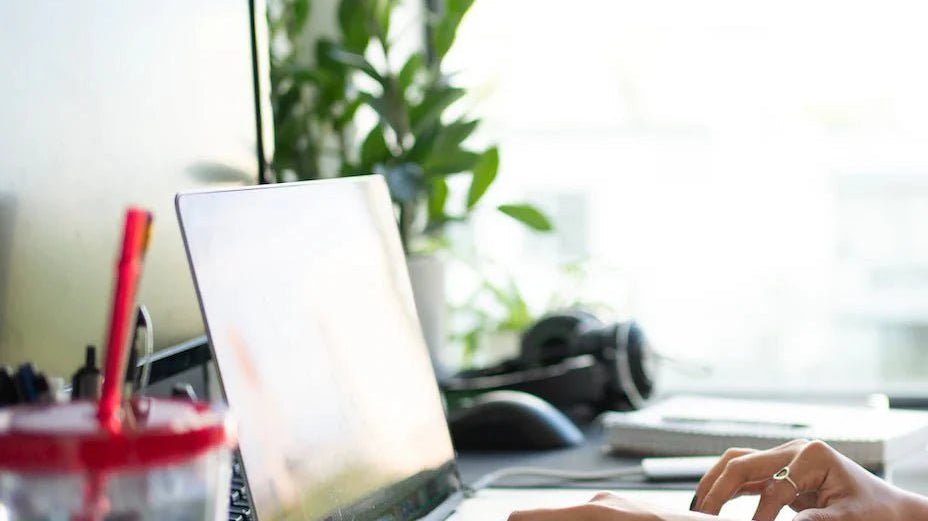 Ergonomische Bildschirmarbeit: So lässt sich der ideale PC-Arbeitsplatz gestalten - Eliot Onlineshop