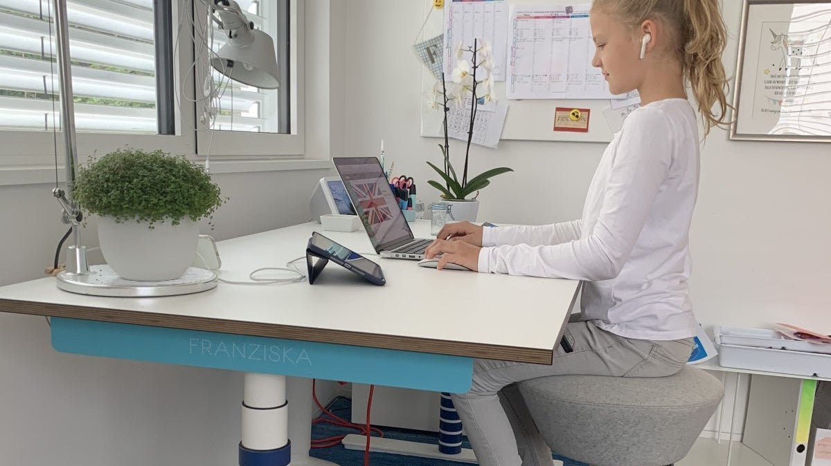Gesunde Körperhaltung bei Kindern durch einen mitwachsenden Schreibtisch - Eliot Onlineshop