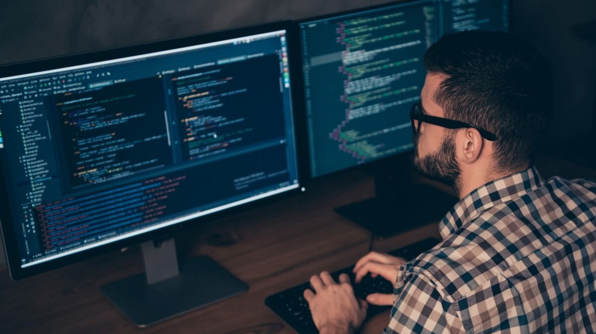 Zwei Bildschirme nutzen am Schreibtisch für produktives Arbeiten - Eliot Onlineshop