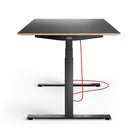Der Eliot Lock Black Tisch von Smartfurniture GmbH überzeugt mit höhenverstellbarer 180x79cm Multiplex Fenix Nero Tischplatte, stabilen Beinen und rotem Kabel für einfaches Kabelmanagement - vor weißem Hintergrund.