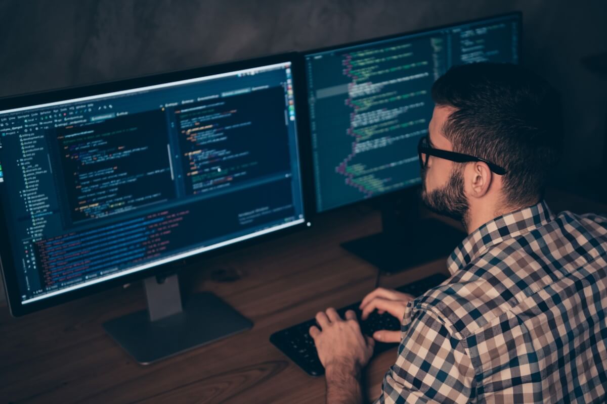 Zwei Bildschirme nutzen am Schreibtisch für produktives Arbeiten - Eliot Onlineshop