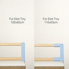 Direkter Vergleich zweier Kinderbettgitter: links mit der Aufschrift „Für Eliot Tiny 100 x 60 cm“, rechts mit der Aufschrift „Für Eliot Tiny 110 x 65 cm“; beide verfügen über Holzstangen und hellblaue Akzente – sie sind so konzipiert, dass sie perfekt zum „Tiny Top Kids Set Schreibtischaufsatz Hellblau“ von Smartfurniture GmbH passen oder sich wunderbar mit einem „Maltisch Kinder Kinderschreibtisch“ kombinieren lassen, um einen abgestimmten Look im Kinderzimmer zu erzielen.