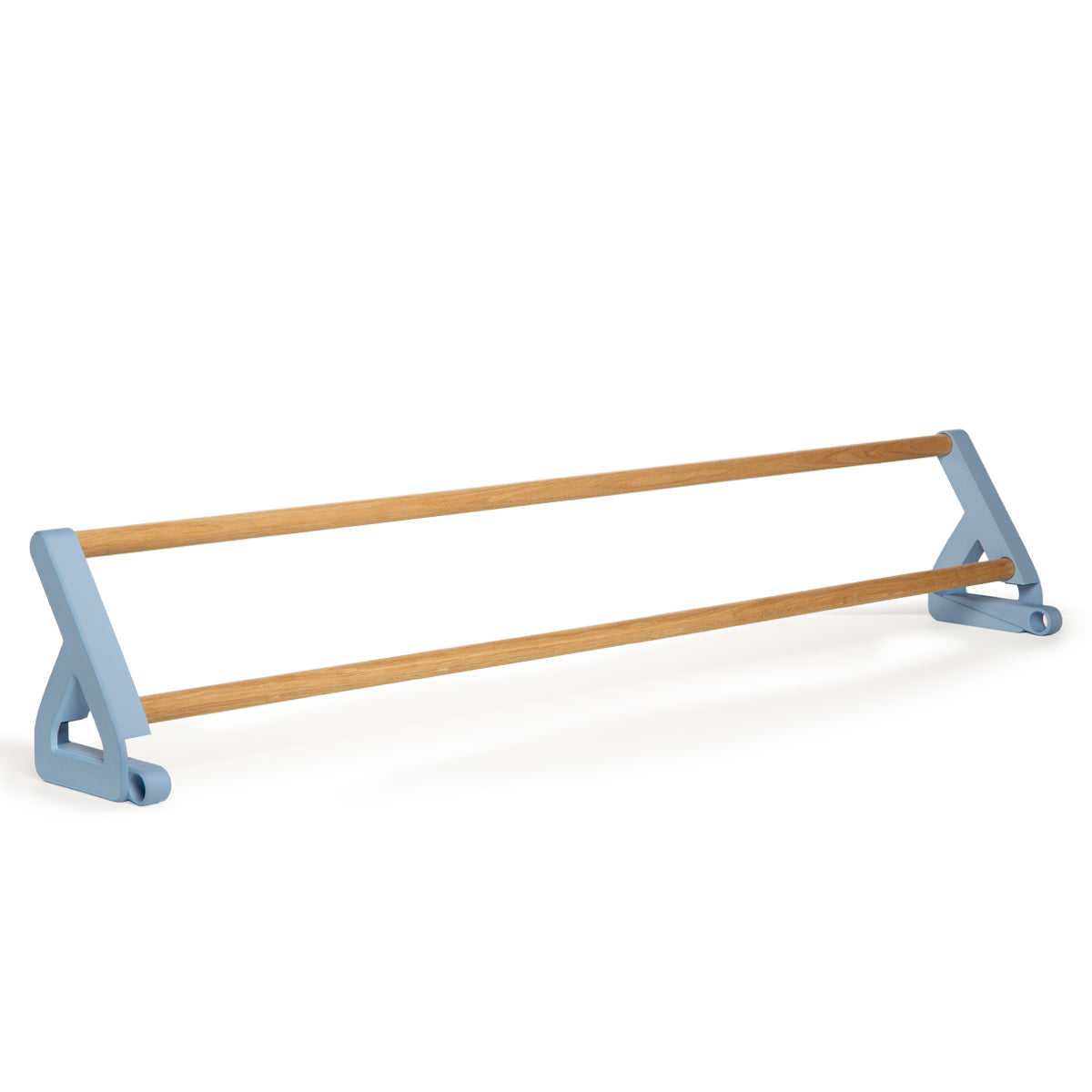 Eine Ballettstange aus Holz mit hellblauen Endstützen – die sowohl auf dem Boden als auch an der Wand aufgestellt werden kann – passt wunderbar zum „Tiny Top Schreibtischaufsatz Hellblau“ der Smartfurniture GmbH und verleiht Ihrem Arbeitsbereich Eleganz oder maximiert die Vielseitigkeit Ihrer Einrichtung; hier auf einem schlichten weißen Hintergrund abgebildet.