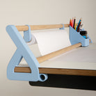 Das „Tiny Top Kids Set Schreibtischaufsatz Hellblau“ von Smartfurniture GmbH verfügt über hellblaue Endstücke, Holzstangen, eine Rolle weißes Papier und einen praktischen blauen Organizer für Bleistifte, Kugelschreiber und Büromaterial – perfekt geeignet für jeden Kinderschreibtisch. Es ist so konzipiert, dass es ordentlich an der Kante Ihres Schreibtisches Platz findet, und ist die ideale Ergänzung für kreative Bereiche wie einen Maltisch für Kinder oder Ihr „Tiny Top Kids Set“.