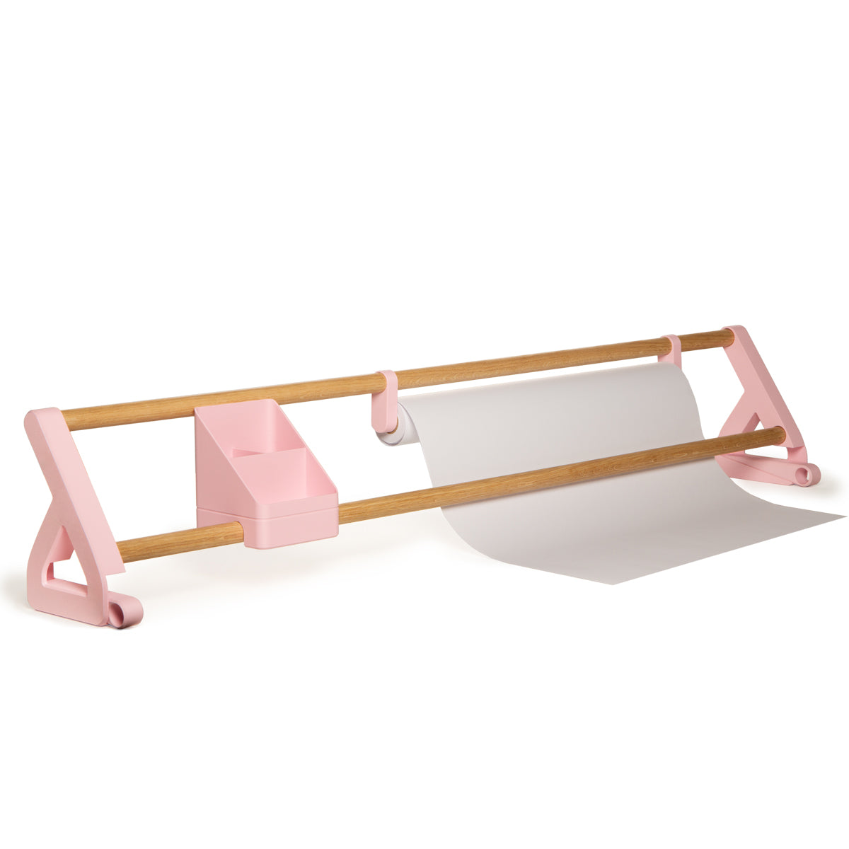 Ein Rollhalter aus rosa Kunstdruckpapier und Holz mit einem Fach für Bastelzubehör, der für eine teilweise abgewickelte Rolle weißes Papier ausgelegt ist – ideal als Bestandteil des „Tiny Top Kids Set Schreibtischaufsatz Rosa“ der Smartfurniture GmbH oder in Kombination mit einem kreativen Lern- und Maltisch für kreatives Spielen und Lernen.