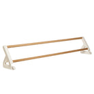 Ein beige-holzfarbenes Wandregal mit zwei horizontalen Stangen, ideal zum Aufhängen von Handtüchern, Schals oder Bändern. Abgewinkelte Stützen an den Seiten sorgen für Stabilität und vereinen Funktionalität mit Stil – eine ausgezeichnete Wahl für alle, die minimalistisches Design schätzen, das an den „Tiny Top Schreibtischaufsatz White“ von Smartfurniture GmbH erinnert, oder die eine moderne Ergänzung für ihren Arbeitsplatz suchen.