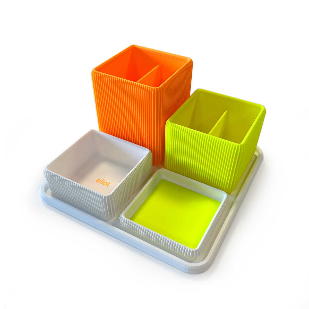 Der Organizer Yon Limited Edition NEON von Smartfurniture GmbH ist ein weißes Tablett mit vier gerippten, quadratischen 3D-gedruckten Behältern in Orange, Gelbgrün und Weiß - perfekt für eine stilvolle Schreibtischorganisation.